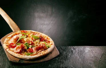 Foto op Plexiglas Pizza met ham, tomaat en rucola © exclusive-design