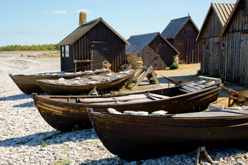Fototapeta na wymiar alte Fischerboote und Fischerhütten auf Farö, Schweden