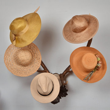 Strohhut auf Hirschgeweih