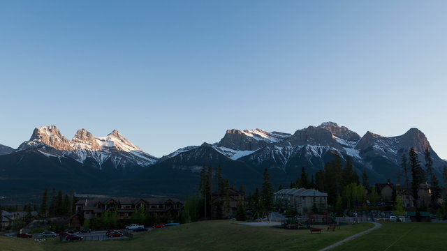 4K Time lapse 3 Sisters Mountains sunset Canmore
