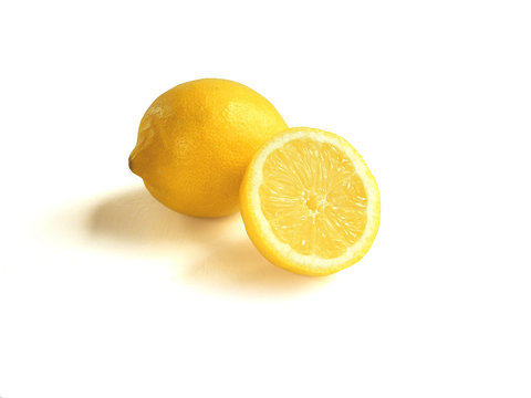 Eine ganze Zitrone und eine Zitonenhälfte