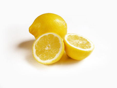 Eine ganze Zitrone und zwei Zitronenhälften