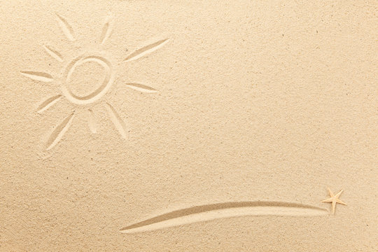 Sonne und Unterstrich in den Sand gezeichnet