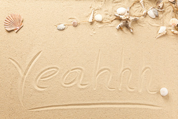 Freudenschrei in den Sand geschrieben