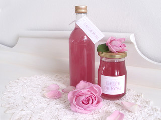 Eine Flasche mit Rosenwasser und ein Glas Rosenblütengelee, mit zwei englischen Rosen und...