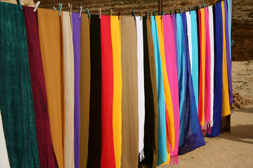 Telas de colores colgadas