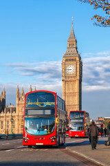 Big Ben avec des bus à Londres, Angleterre, Royaume-Uni
