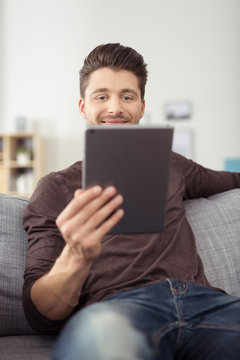 student liest zuhause am tablet
