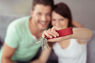 junges paar zeigt den wohnungsschlüssel