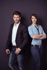 paar vor grauer wand