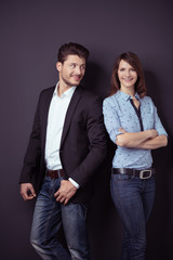 lächelnde junge geschäftsleute