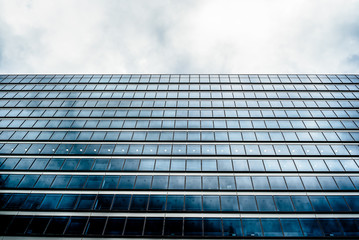 巨大なガラス張りのビル