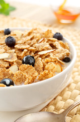 Frühstücksflocken mit Blaubeeren und Honig