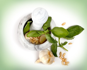 Preparazione salsa con mortaio