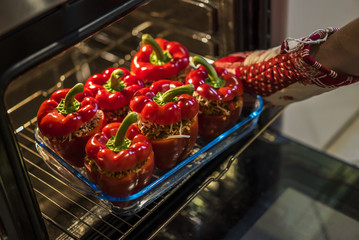 Gefüllte Paprikaschoten auf dem Weg in den Backofen