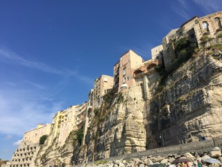 Tropea case sulla roccia Sud Italia