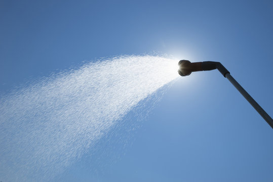 Gartendusche im Gegenlicht