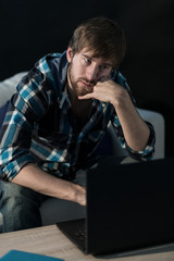 Obraz premium Sad man sitting with laptop