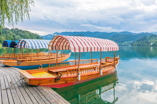 Holzboote am Bleder See / Slowenien