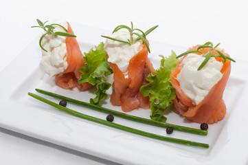 Tapas de salmón ahumado con queso