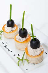 Pinchos de volovanes de queso y aceituna negra