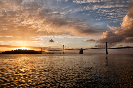Sonnenaufgang über der Bay Bridge von San Francisco