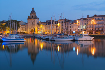 Fototapeta na wymiar Heure bleue sur le port de la Rochelle et sa grosse horloge