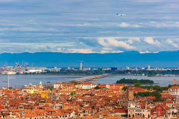 Foto op Plexiglas Bridge between the island and Venice Mestre, Italy © Kavalenkava