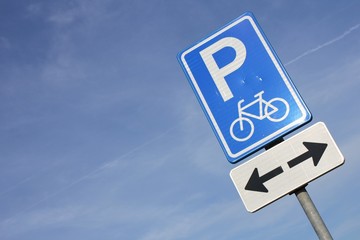 niederländisches Verkehrszeichen: Parkplatz für Fahrräder
