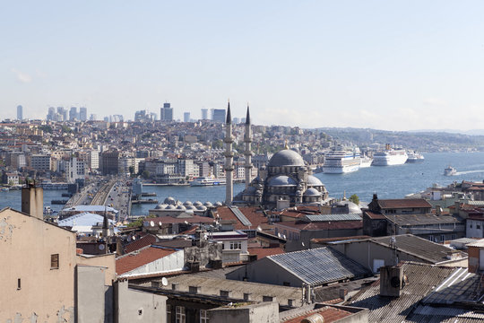 Вид на Новую мечеть, Галатский мост, залив Золотой Рог и пролив Босфор. Стамбул