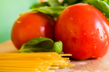 Tomaten mit  Basilikum und Spaghetti 01
