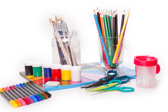 Bastelsachen von Stift, Schere bis zum Papier