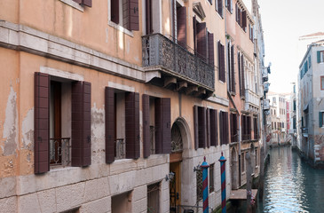 Obraz na płótnie Canvas häuser an einem kanal in venedig