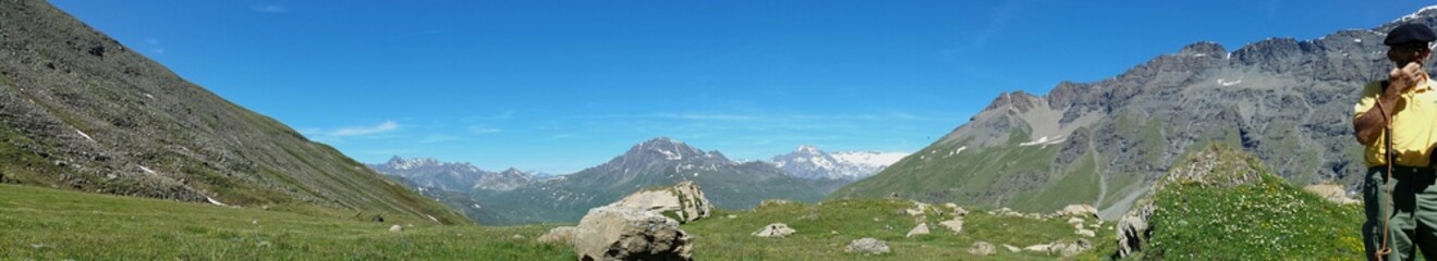 Fototapeta na wymiar Panorama dans les alpes