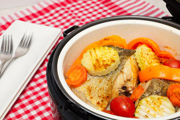 Рыба с овощами, приготовленная на пару.