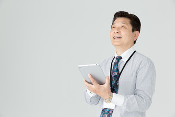 タブレットを使うビジネスマン