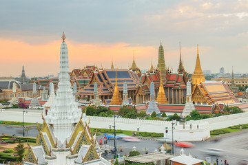 Fototapeta premium Piękno Świątyni Szmaragdowego Buddy o zmierzchu. I podczas gdy złoto świątyni odbija światło. To ważna buddyjska świątynia Tajlandii i znana miejscowość turystyczna.