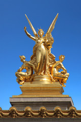 Fototapeta na wymiar Paris - Palais Garnier / Statue sur le toit de l'opéra (L'Harmonie)