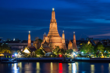 Naklejka premium Wat Arun Buddyjskie miejsca kultu religijnego w czasie zmierzchu, Bangkok, Tajlandia
