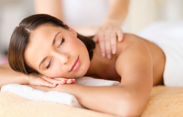 Obraz na płótnie Canvas beautiful woman in spa salon getting massage
