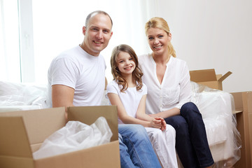 Obraz premium happy family with boxes moving to new home