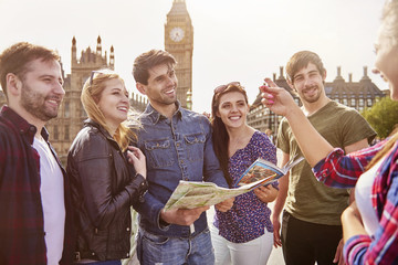 Group of friends against the Big Ben - obrazy, fototapety, plakaty
