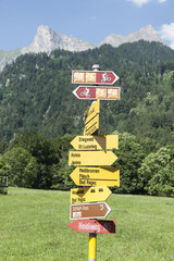 Wanderwegweiser oberhalb von Maienfeld, Graubünden, Schweiz