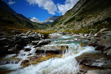 kleiner Wasserfall in den Alpen © Unelmoija