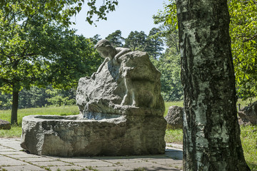 Heidi mit Geissen, Bronzefigur im Heididorf ob Maienfeld, Graubünden, Schweiz