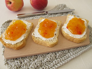 Zwieback mit Frischkäse und Pfirsichkonfitüre