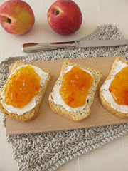 Zwieback mit Frischkäse und Pfirsichkonfitüre