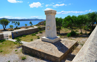 Fototapeta na wymiar Mémorial militaire français à Adamas ,ile de Milos