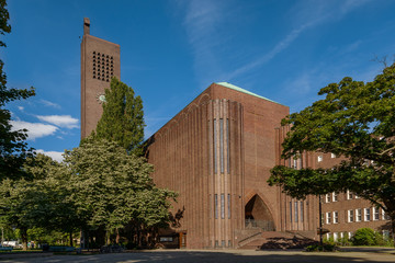 "Kraftwerk Gottes": Kirche am Hohenzollernplatz
