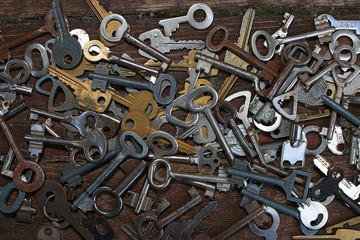 Fototapeta premium Keys locks wooden background